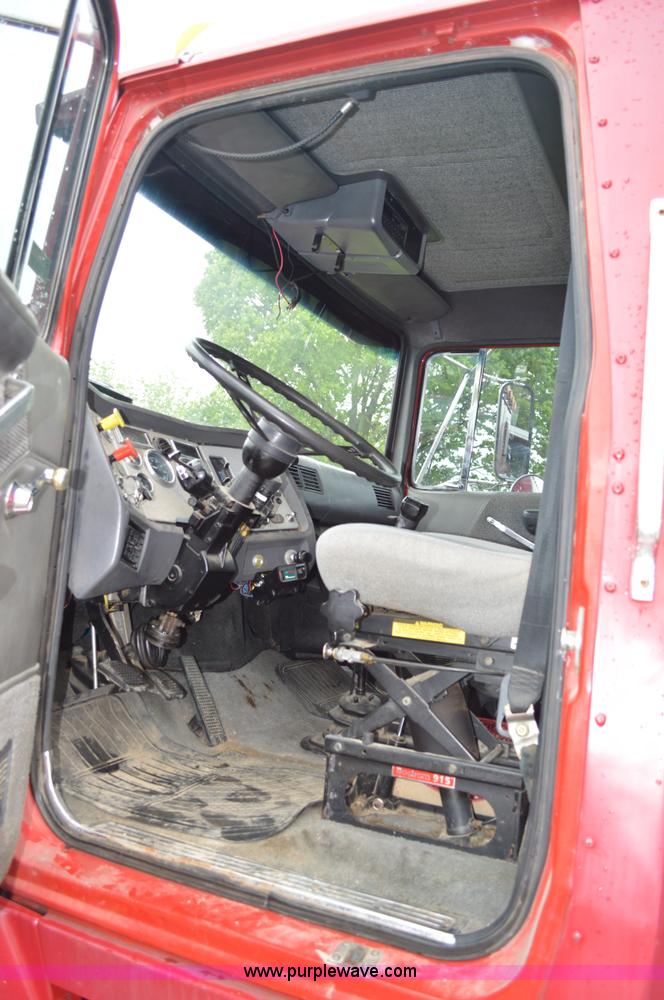 image for item G3512 1995 Ford LA8000 AeroMax 106 flatbed truck