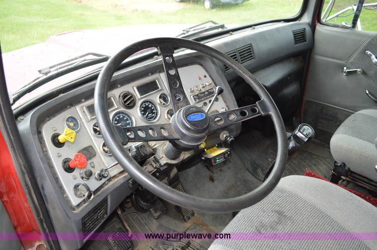 image for item G3512 1995 Ford LA8000 AeroMax 106 flatbed truck