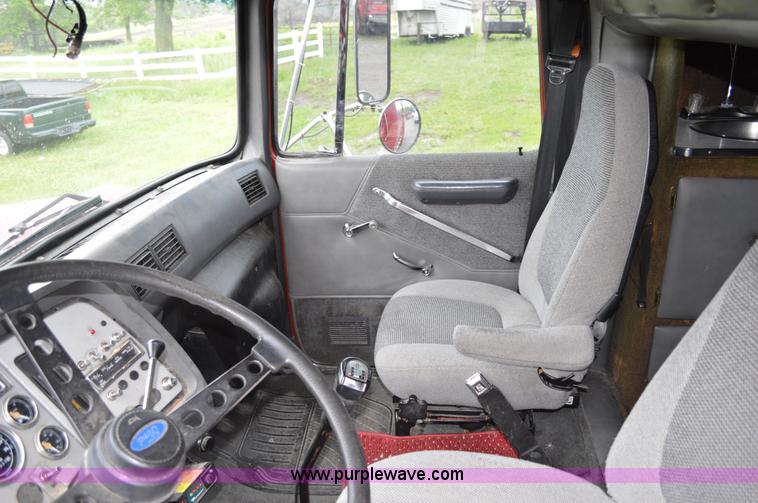 image for item G3512 1995 Ford LA8000 AeroMax 106 flatbed truck