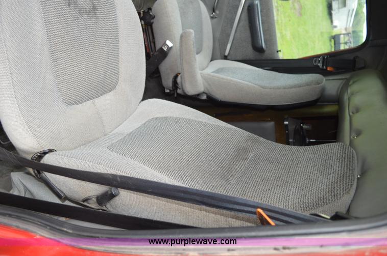 image for item G3512 1995 Ford LA8000 AeroMax 106 flatbed truck