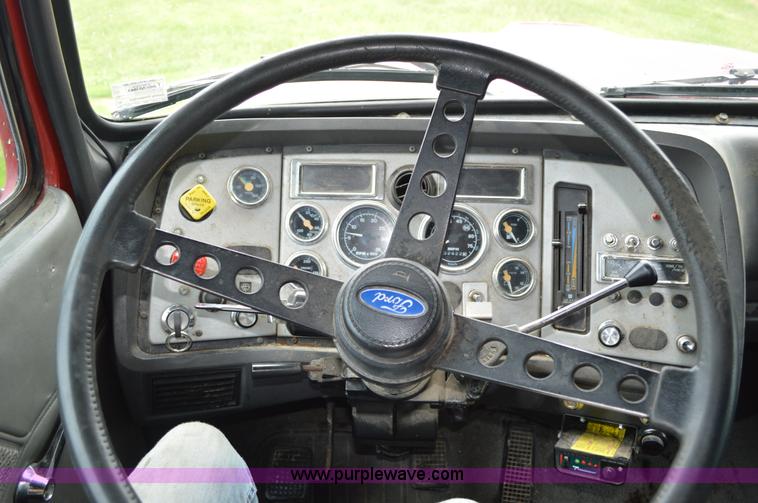 image for item G3512 1995 Ford LA8000 AeroMax 106 flatbed truck