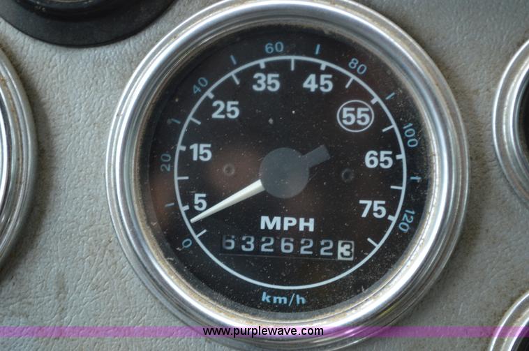 image for item G3512 1995 Ford LA8000 AeroMax 106 flatbed truck