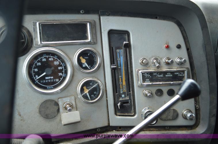 image for item G3512 1995 Ford LA8000 AeroMax 106 flatbed truck