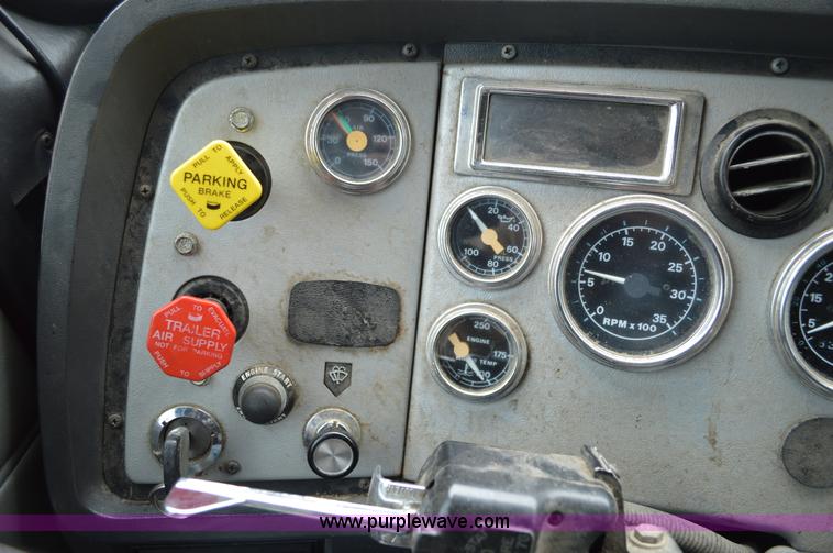 image for item G3512 1995 Ford LA8000 AeroMax 106 flatbed truck