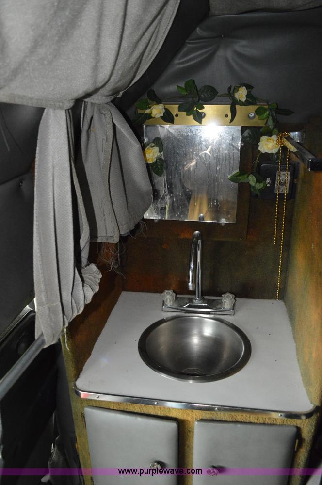 image for item G3512 1995 Ford LA8000 AeroMax 106 flatbed truck