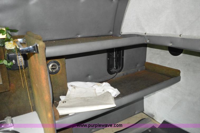 image for item G3512 1995 Ford LA8000 AeroMax 106 flatbed truck