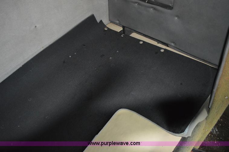 image for item G3512 1995 Ford LA8000 AeroMax 106 flatbed truck