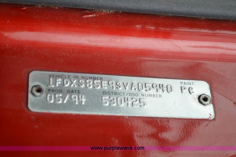 image for item G3512 1995 Ford LA8000 AeroMax 106 flatbed truck