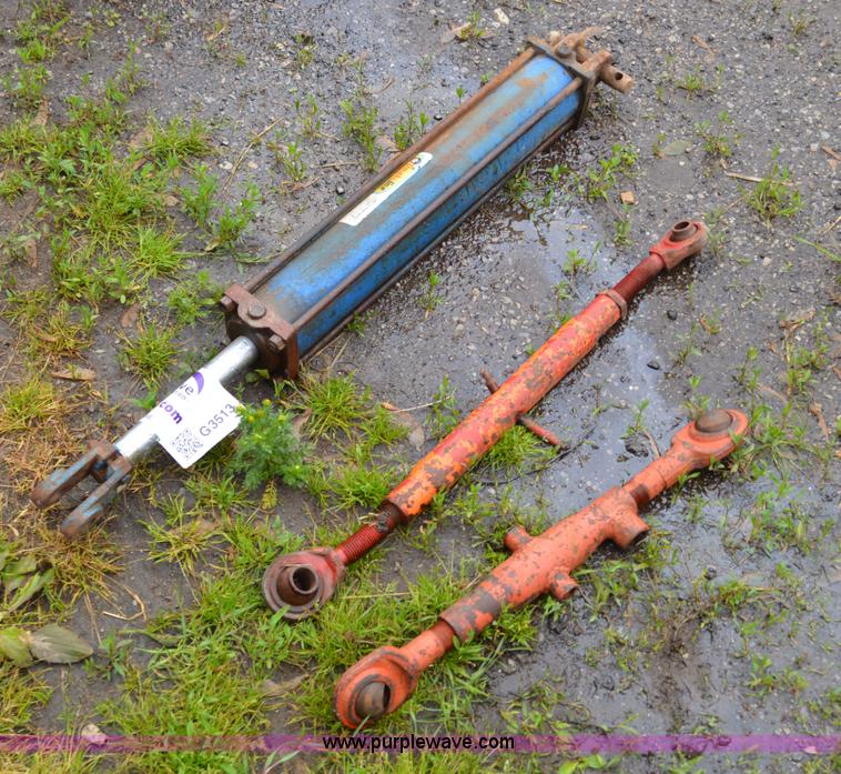 image for item G3513 Hydraulic cylinder and two upper three point tractor arms