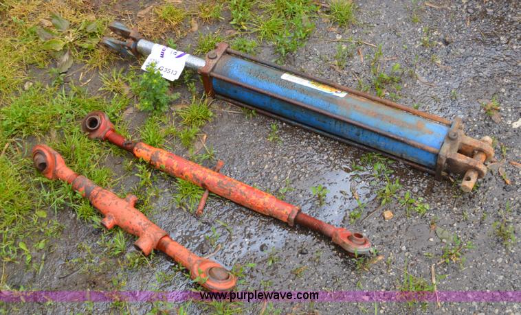image for item G3513 Hydraulic cylinder and two upper three point tractor arms