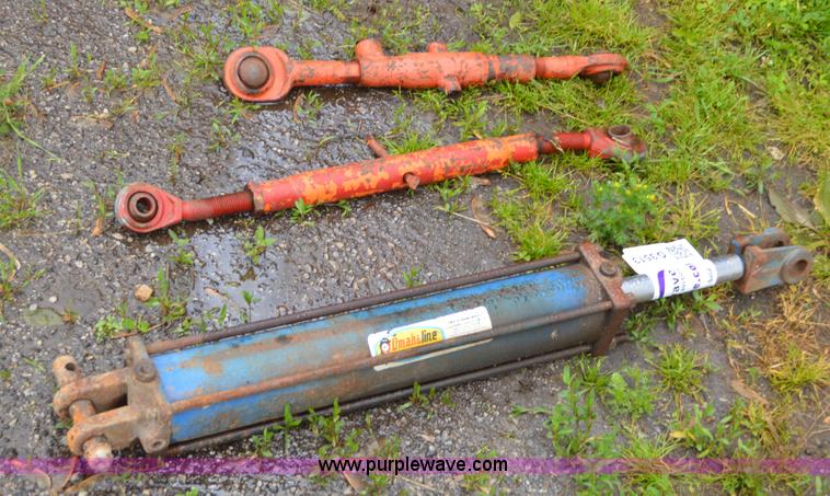 image for item G3513 Hydraulic cylinder and two upper three point tractor arms