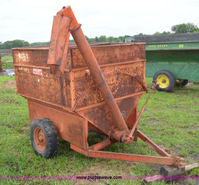 Helix utility auger wagon in Harrisonville, MO Item G3516 sold