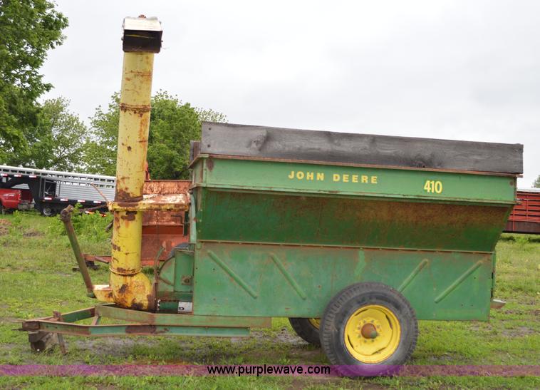 image for item G3517 John Deere 410 auger wagon