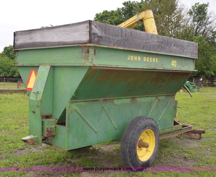 image for item G3517 John Deere 410 auger wagon