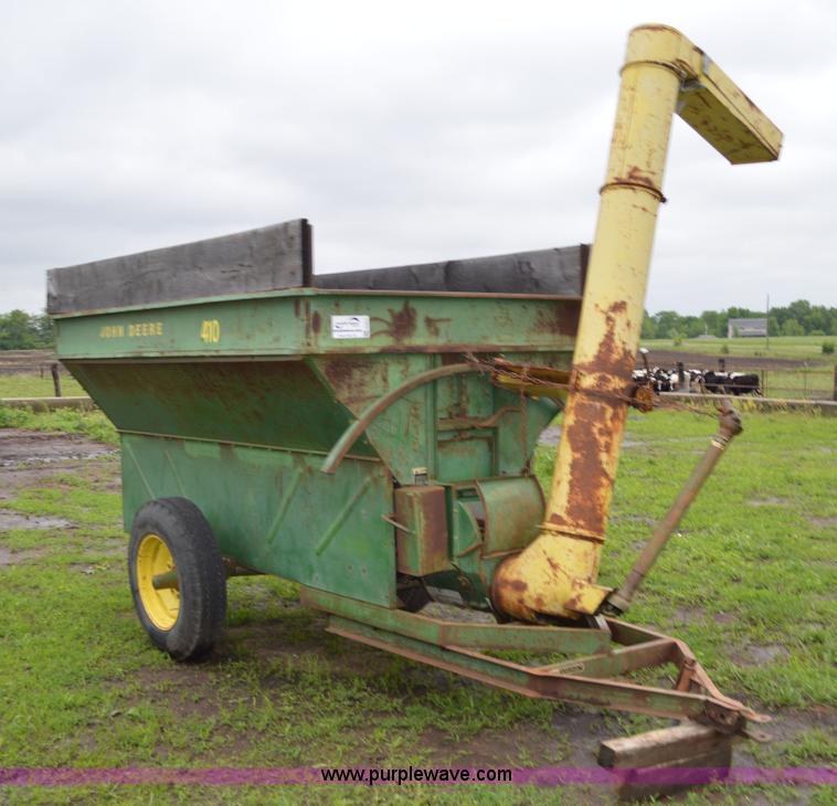 image for item G3517 John Deere 410 auger wagon