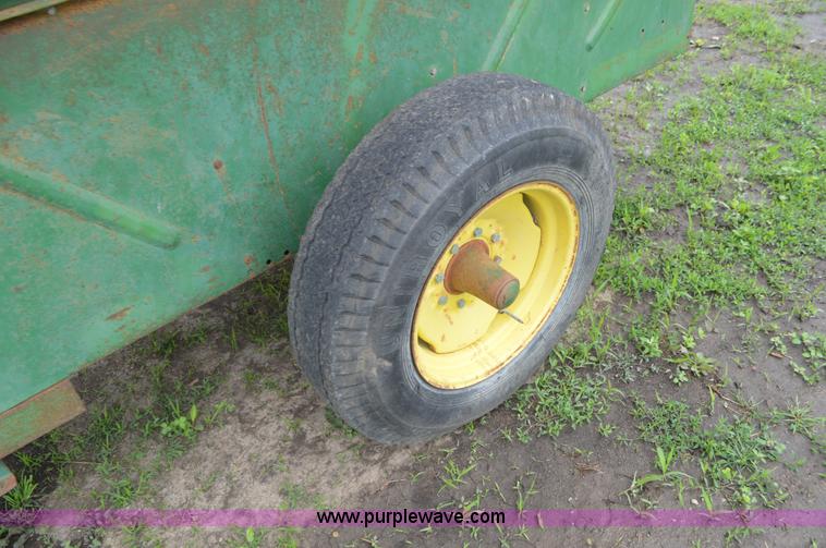 image for item G3517 John Deere 410 auger wagon