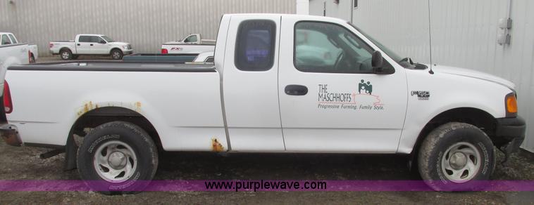 image for item H4701 2004 Ford F150 XL SuperCab pickup truck