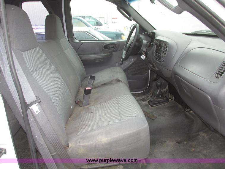 image for item H4701 2004 Ford F150 XL SuperCab pickup truck