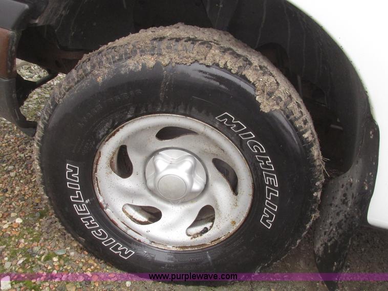 image for item H4701 2004 Ford F150 XL SuperCab pickup truck