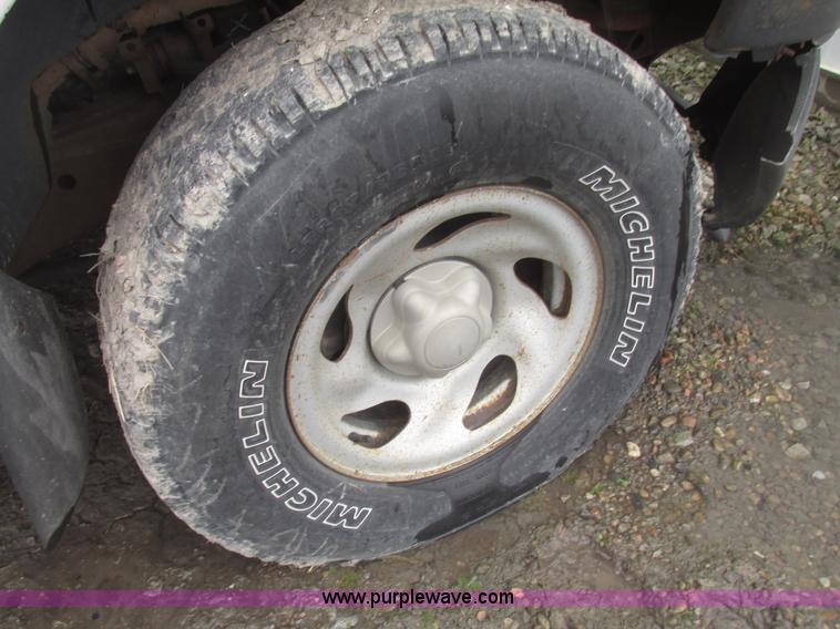 image for item H4701 2004 Ford F150 XL SuperCab pickup truck