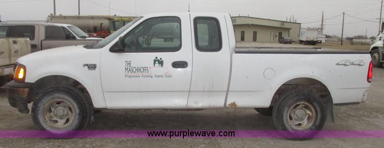 image for item H4706 2004 Ford F150 XL SuperCab pickup truck