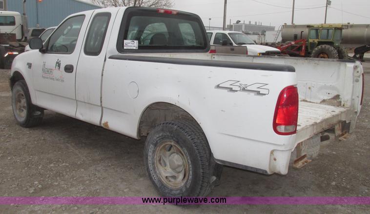 image for item H4706 2004 Ford F150 XL SuperCab pickup truck