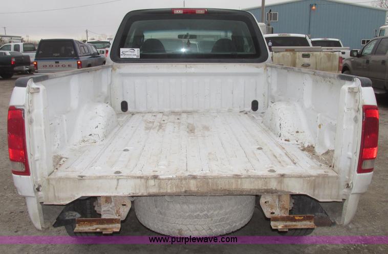 image for item H4706 2004 Ford F150 XL SuperCab pickup truck