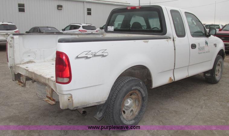 image for item H4706 2004 Ford F150 XL SuperCab pickup truck