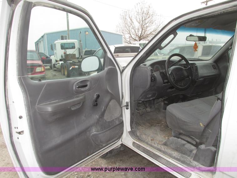 image for item H4706 2004 Ford F150 XL SuperCab pickup truck