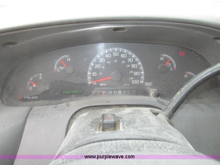 image for item H4706 2004 Ford F150 XL SuperCab pickup truck