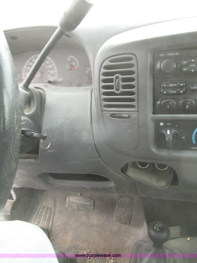 image for item H4706 2004 Ford F150 XL SuperCab pickup truck