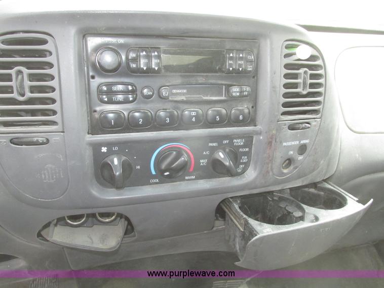 image for item H4706 2004 Ford F150 XL SuperCab pickup truck