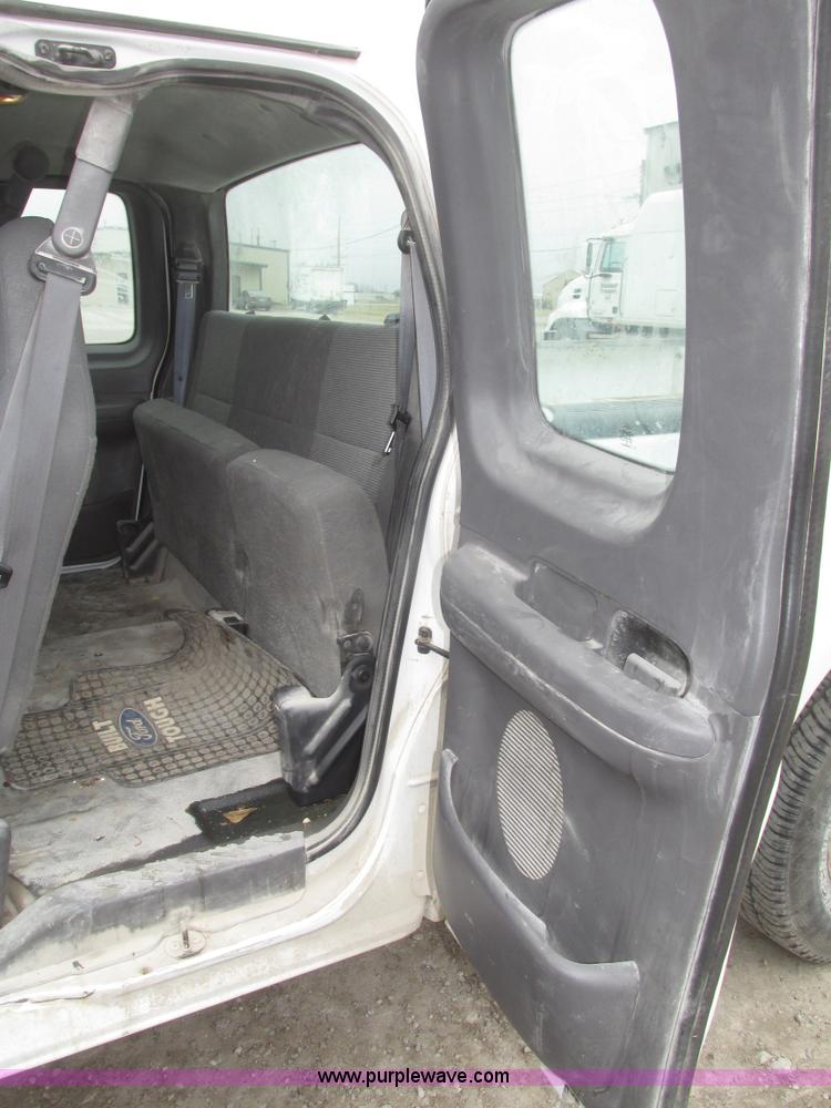 image for item H4706 2004 Ford F150 XL SuperCab pickup truck