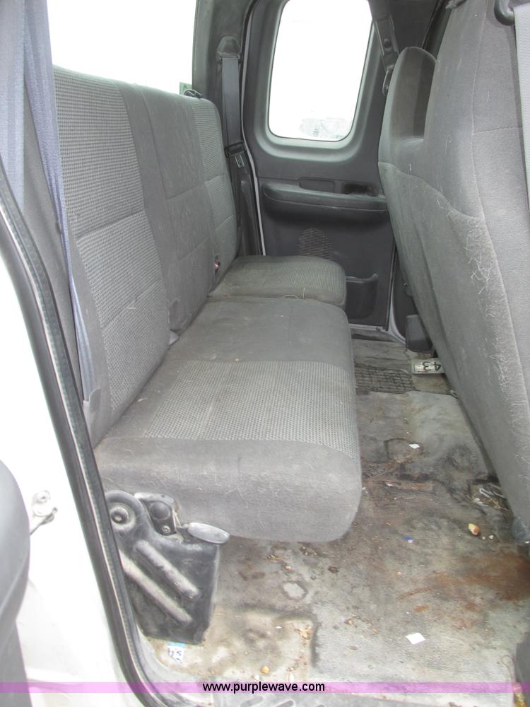 image for item H4706 2004 Ford F150 XL SuperCab pickup truck