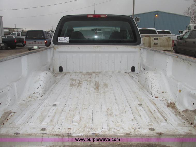 image for item H4706 2004 Ford F150 XL SuperCab pickup truck