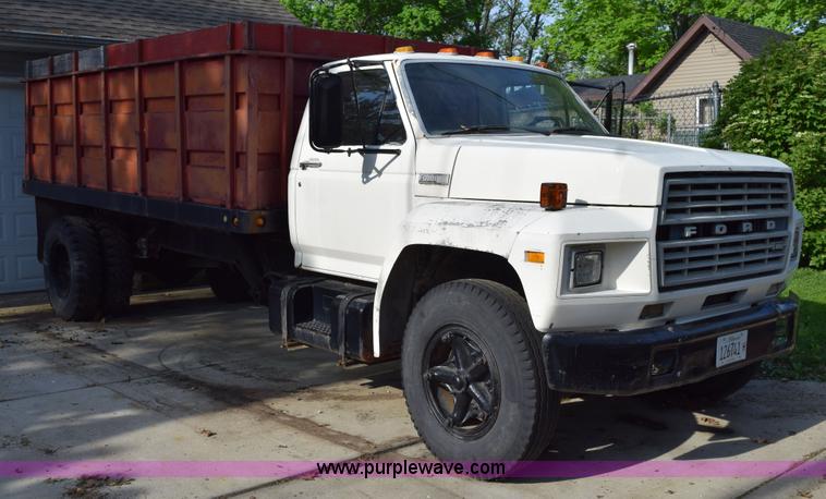 image for item H5097 1980 Ford F700 grain truck