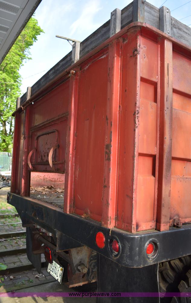 image for item H5097 1980 Ford F700 grain truck