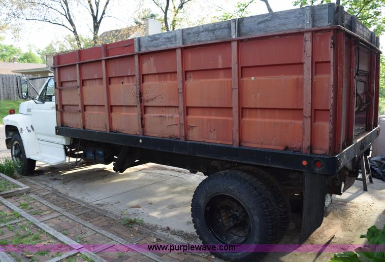 image for item H5097 1980 Ford F700 grain truck