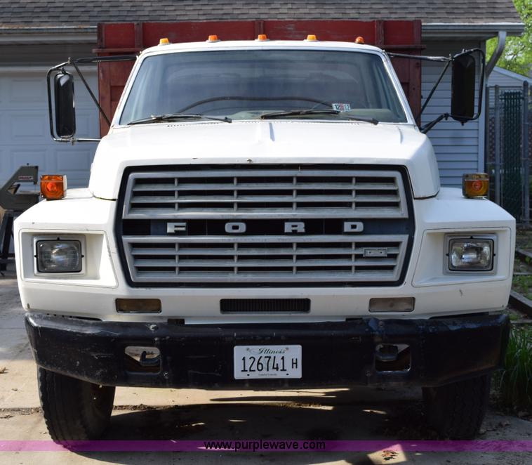 image for item H5097 1980 Ford F700 grain truck