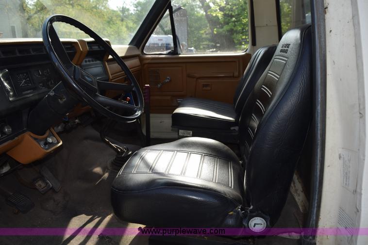 image for item H5097 1980 Ford F700 grain truck