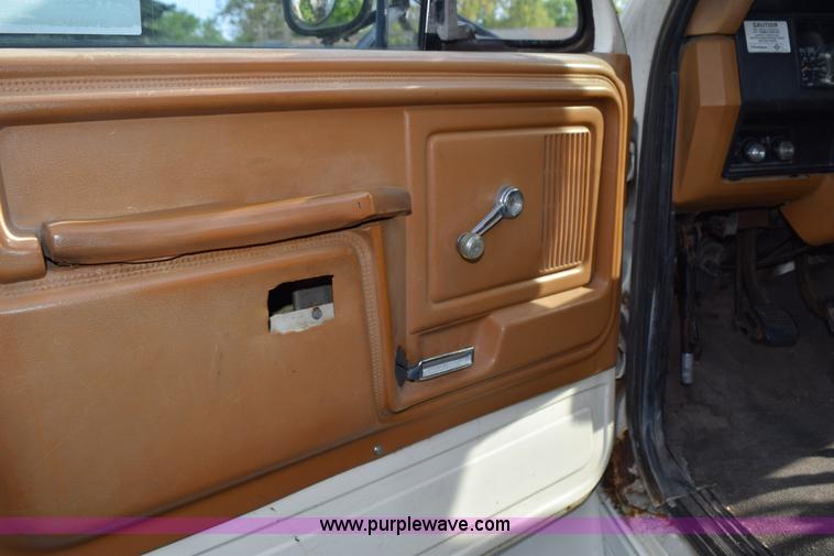 image for item H5097 1980 Ford F700 grain truck