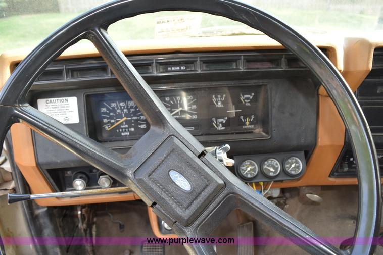 image for item H5097 1980 Ford F700 grain truck