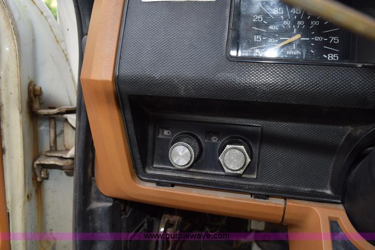 image for item H5097 1980 Ford F700 grain truck