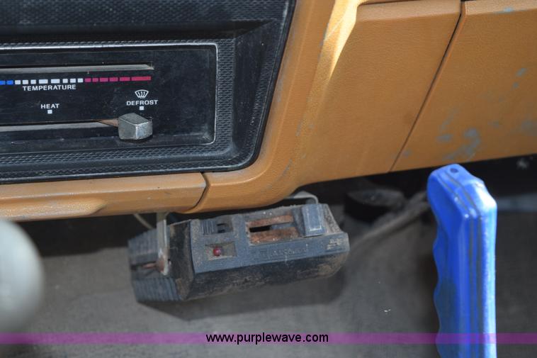 image for item H5097 1980 Ford F700 grain truck