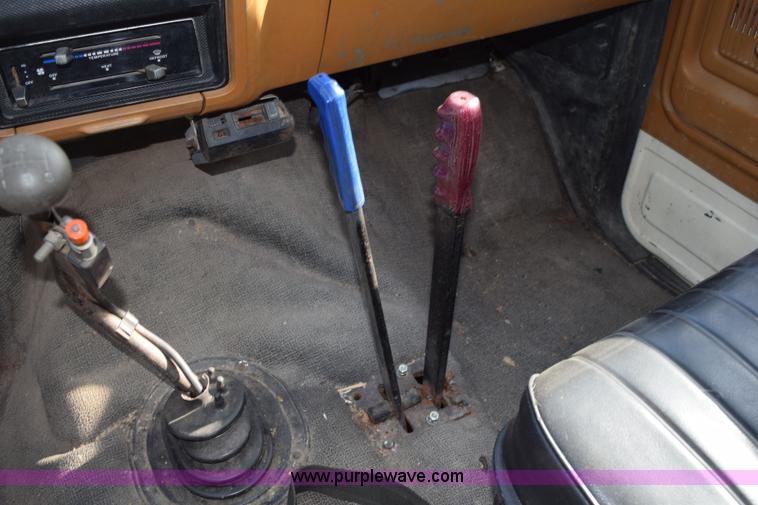 image for item H5097 1980 Ford F700 grain truck