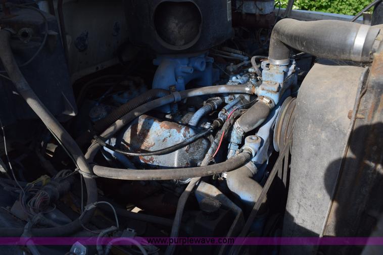 image for item H5097 1980 Ford F700 grain truck