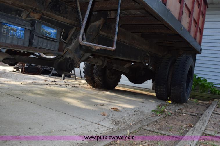 image for item H5097 1980 Ford F700 grain truck