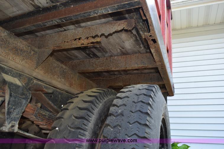 image for item H5097 1980 Ford F700 grain truck