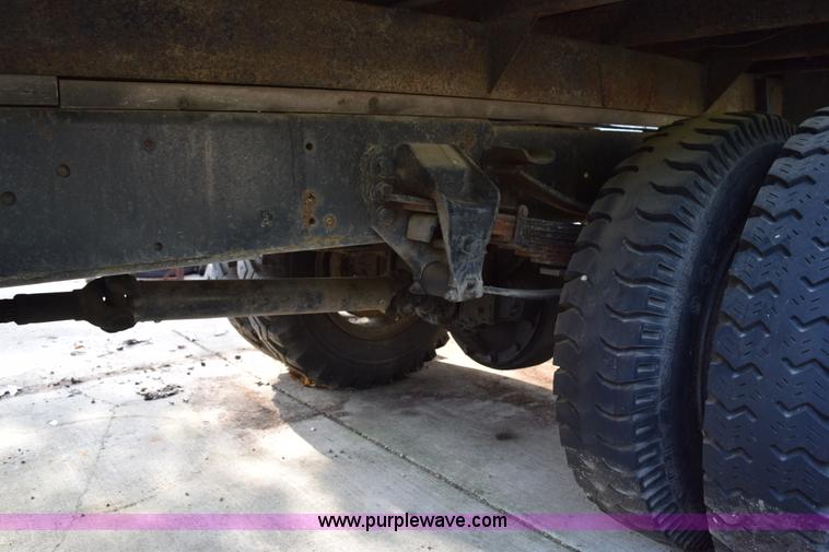 image for item H5097 1980 Ford F700 grain truck