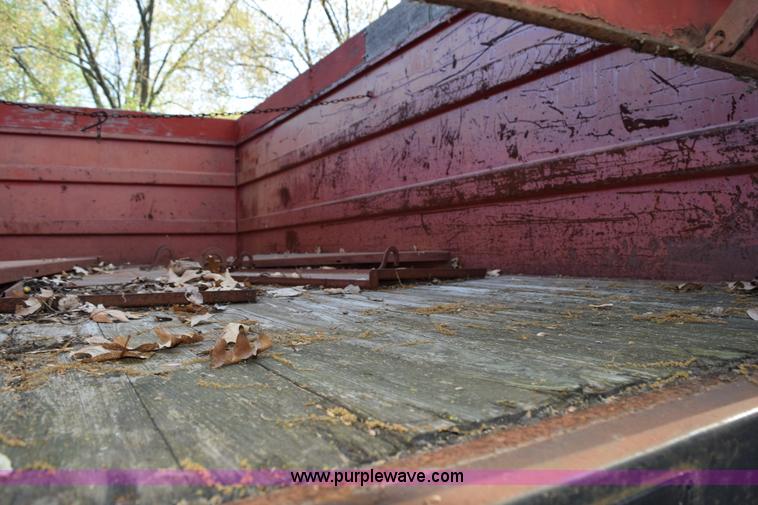 image for item H5097 1980 Ford F700 grain truck